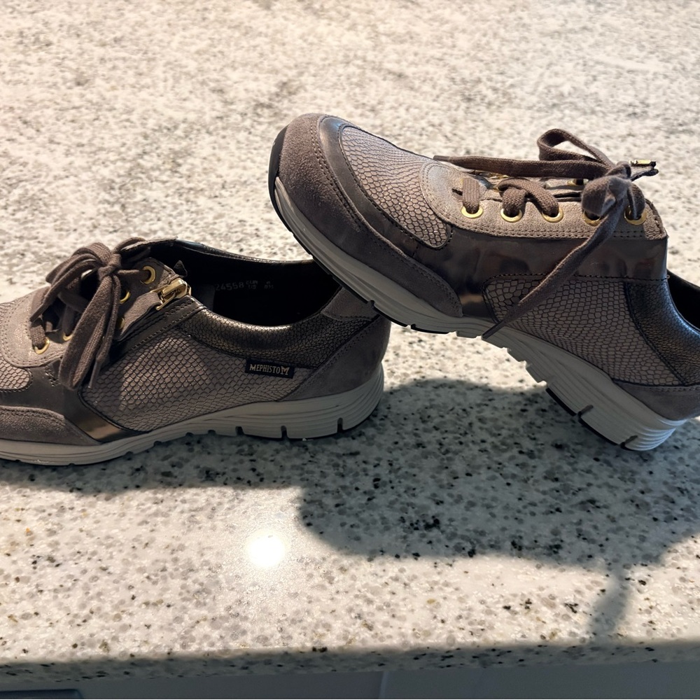Mephisto woman’s Brown Textured Sneakers